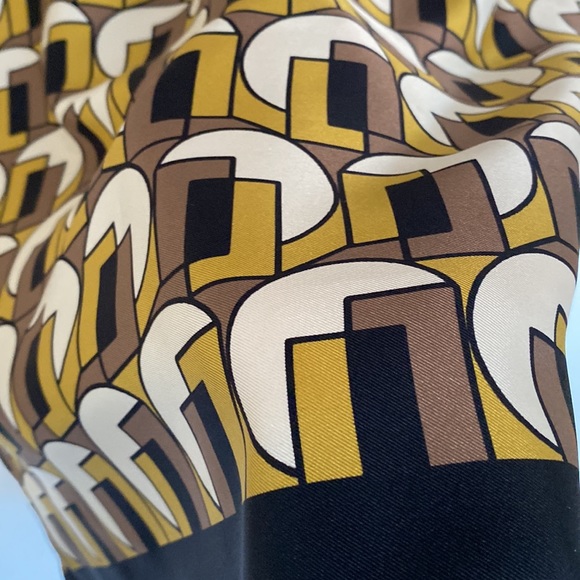 Brand new without the tag Max Mara silk dress no size label but it is medium - Picture 2 of 4